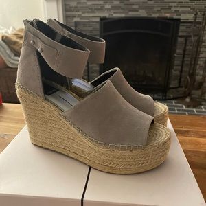 Dolce Vita Stravv Wedge Size 7 in Smoke Suede